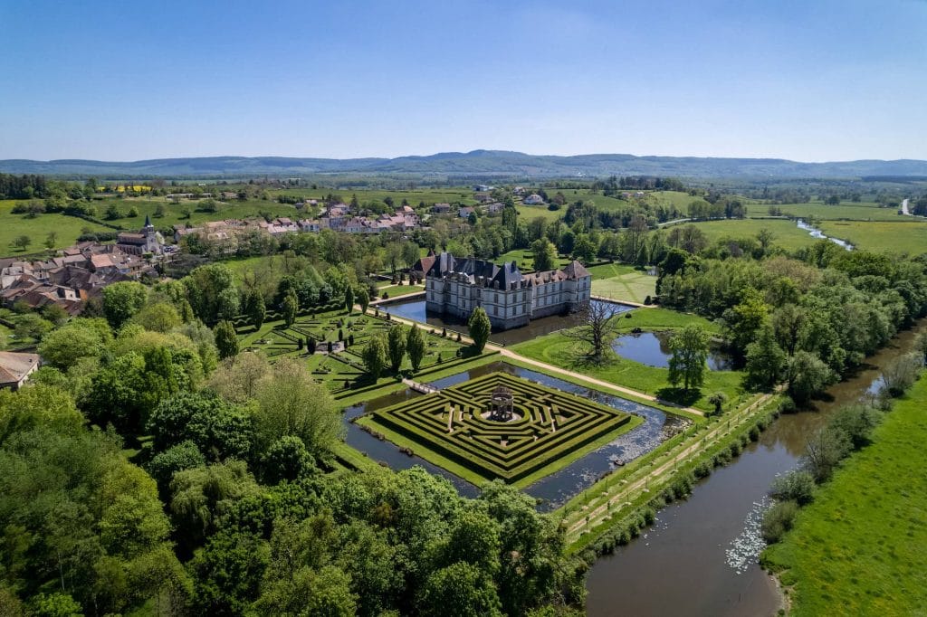 Photo en drone du château de Cormatin. Crédits : Florian Fattier
