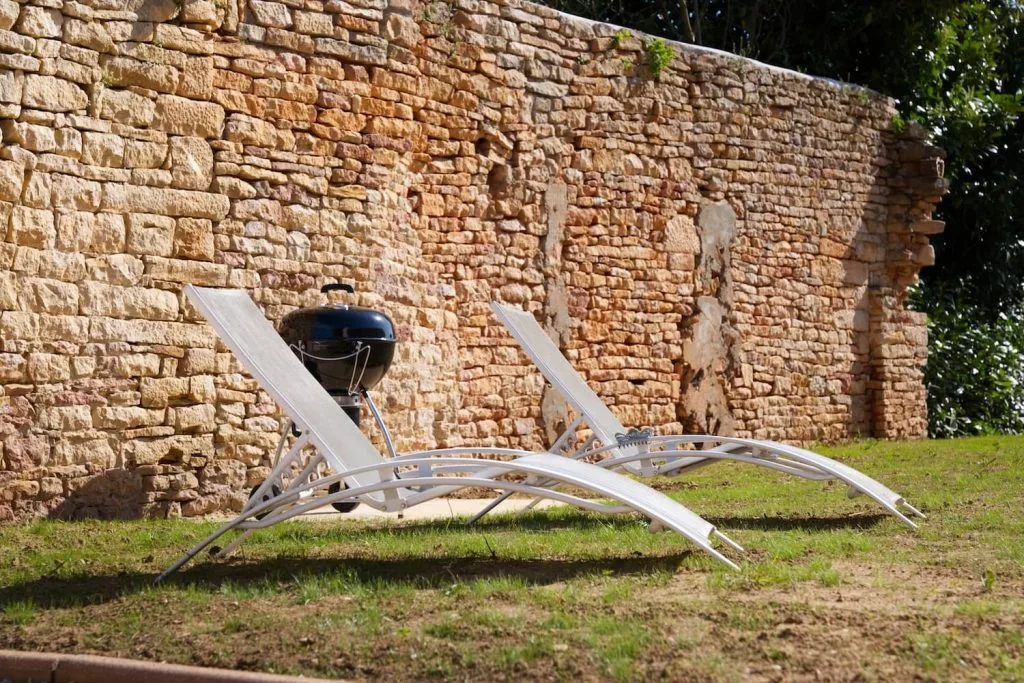 Location gîte 14 personnes en Bourgogne – terrasse extérieure