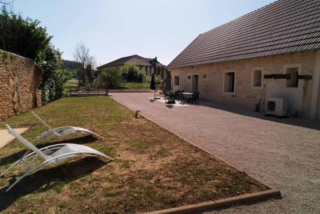 Location gîte 14 personnes en Bourgogne – grand jardin